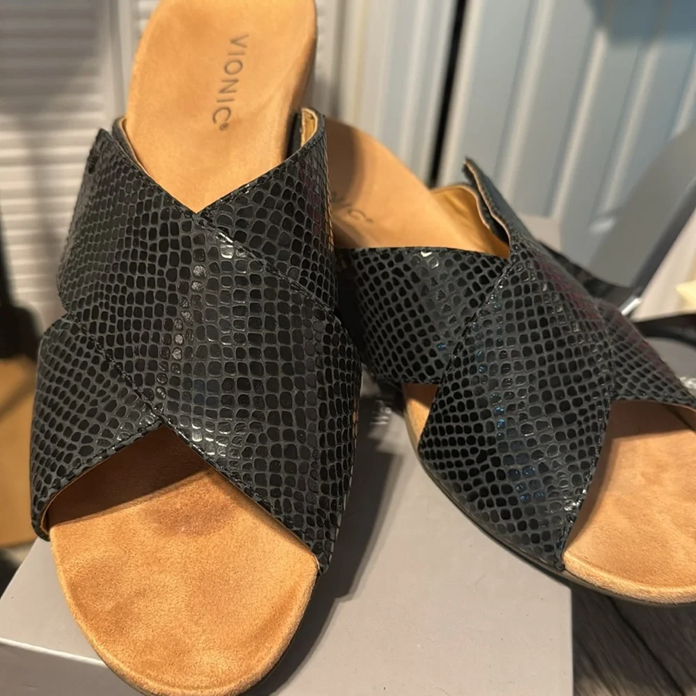 Vionic Black Textured Crossband Wedge Slide